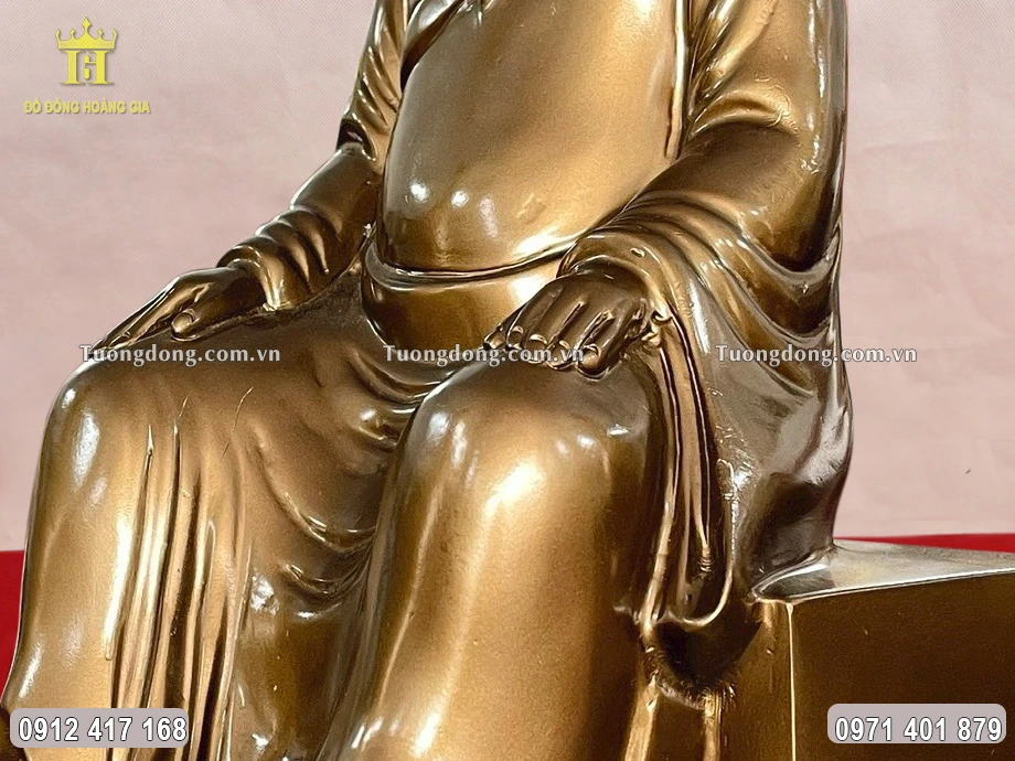 Hai tay ông để tự do trên đùi
